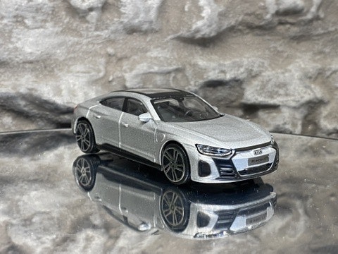 Skala 1/43 Audi RS e-tron GT, metallic-silver, 2022 fr Bburago