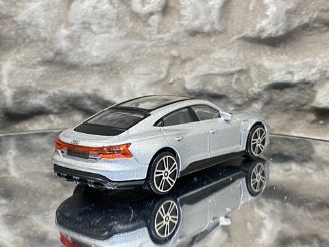 Skala 1/43 Audi RS e-tron GT, metallic-silver, 2022 fr Bburago