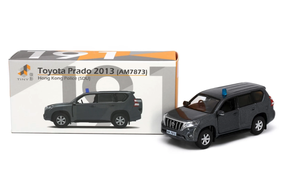 Skala 1/64 Toyota Prado 2013, Hong Kong Police (Met. Grey) fr Tiny Toys