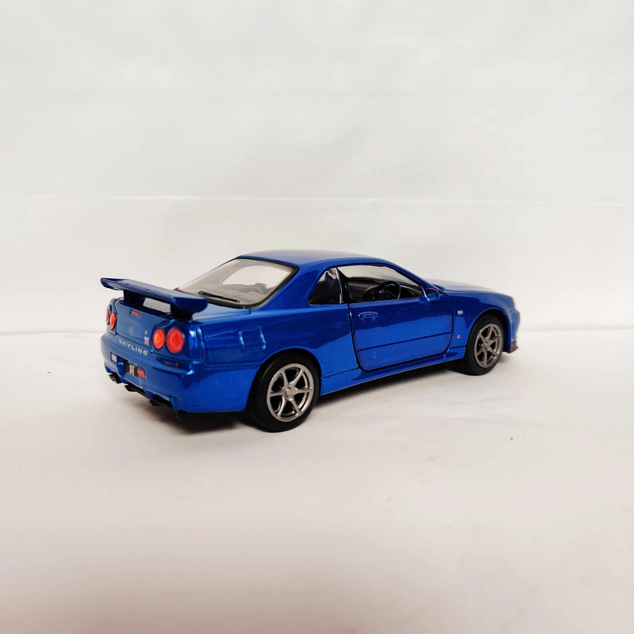Skala 1/36 Nissan GT-R34 V-Spec II, vänsterstyrd, Blå metalic från Tayumo