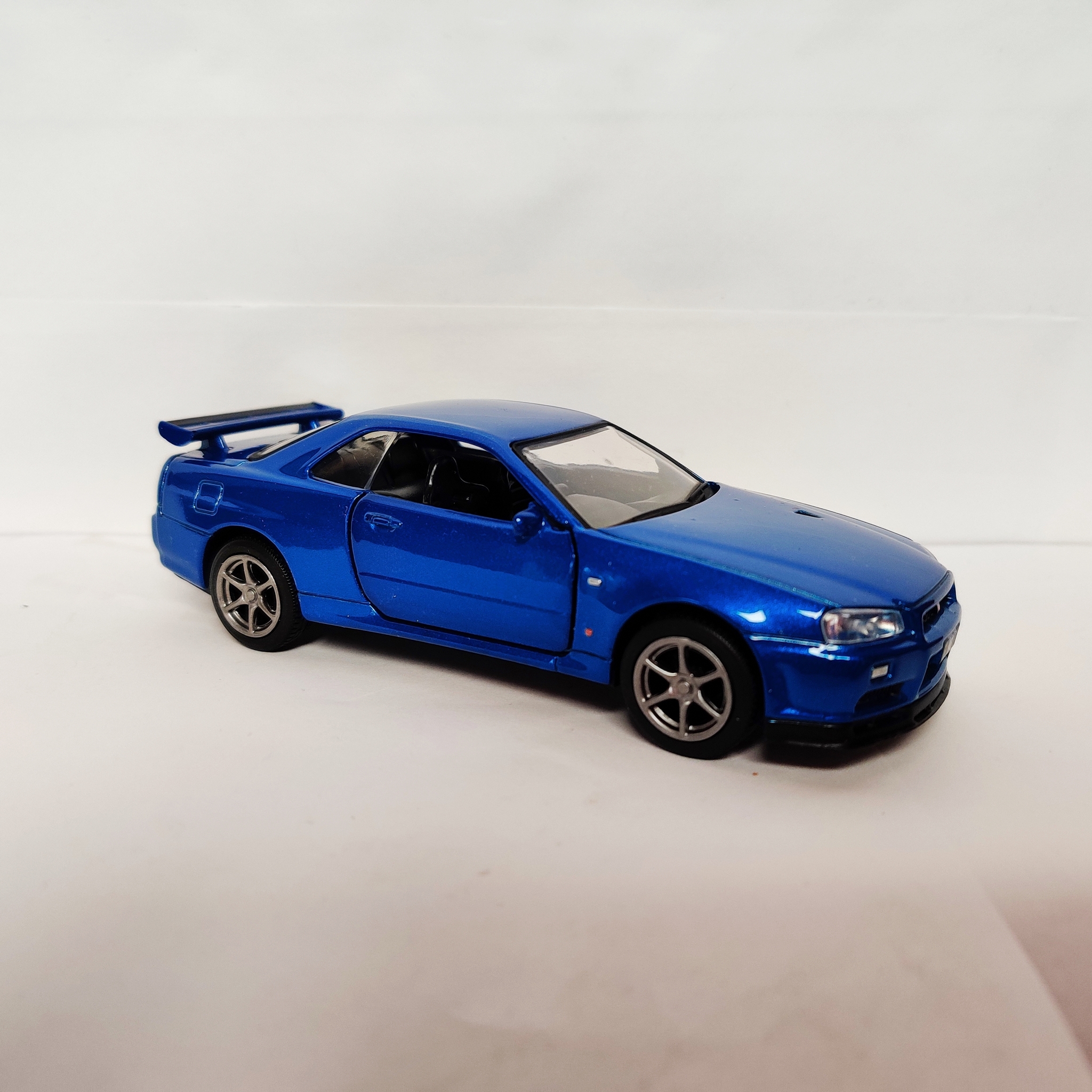 Skala 1/36 Nissan GT-R34 V-Spec II, vänsterstyrd, Blå metalic från Tayumo