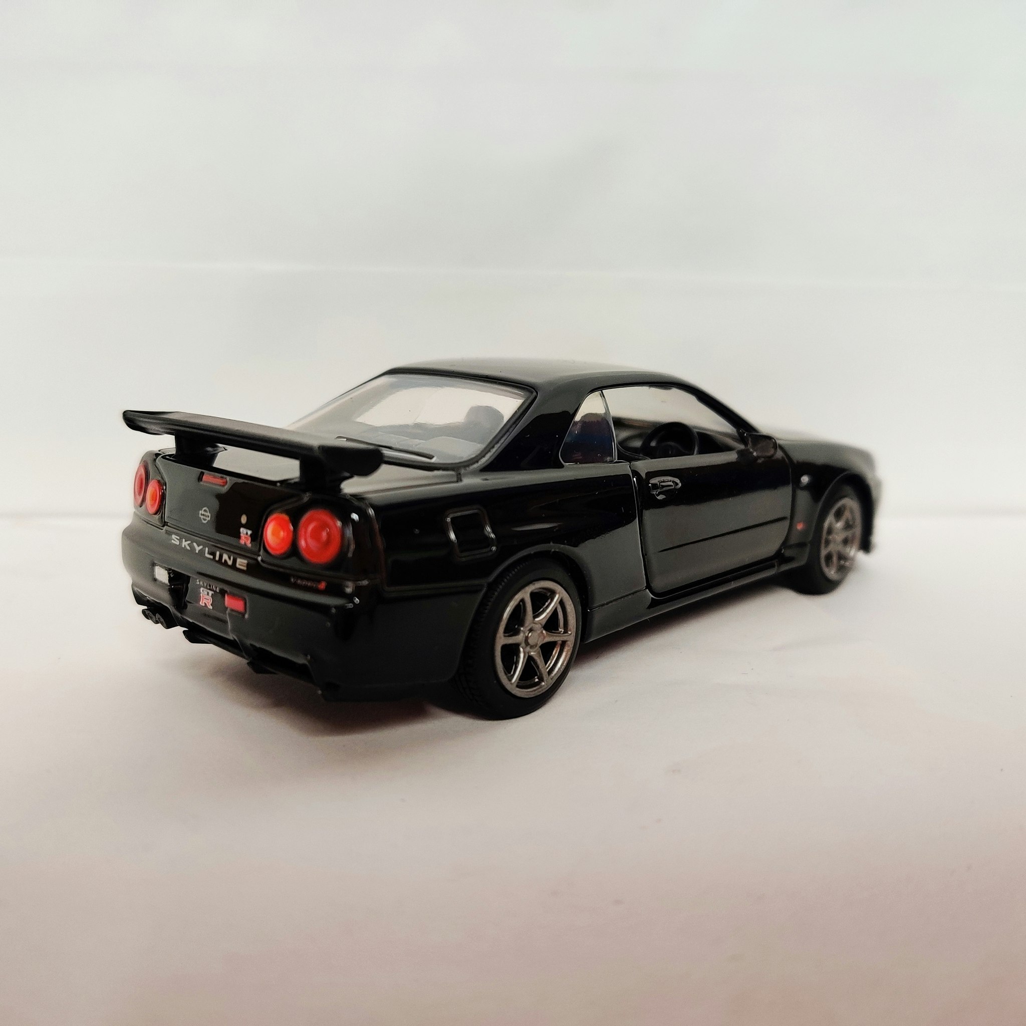 Skala 1/36 Nissan GT-R34 V-Spec II, vänsterstyrd, Svart från Tayumo