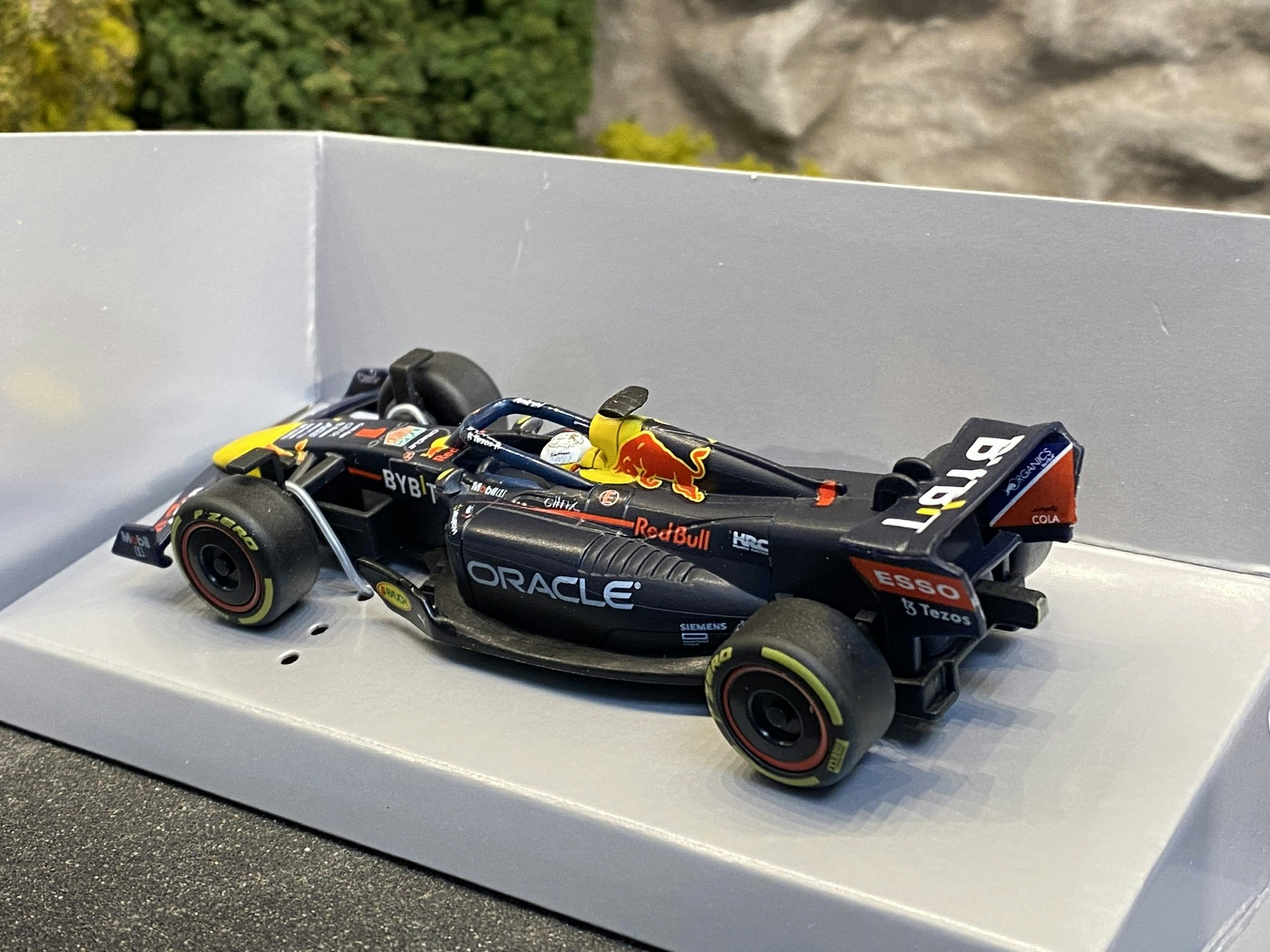 Skala 1/43 RED BULL Racing RB18 #1 Verstappen w figure fr Carrera