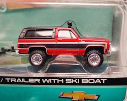 Skala 1/64 Maisto Design 1979 Chevrolet K5 Blazer - Trailer m/w skiboat