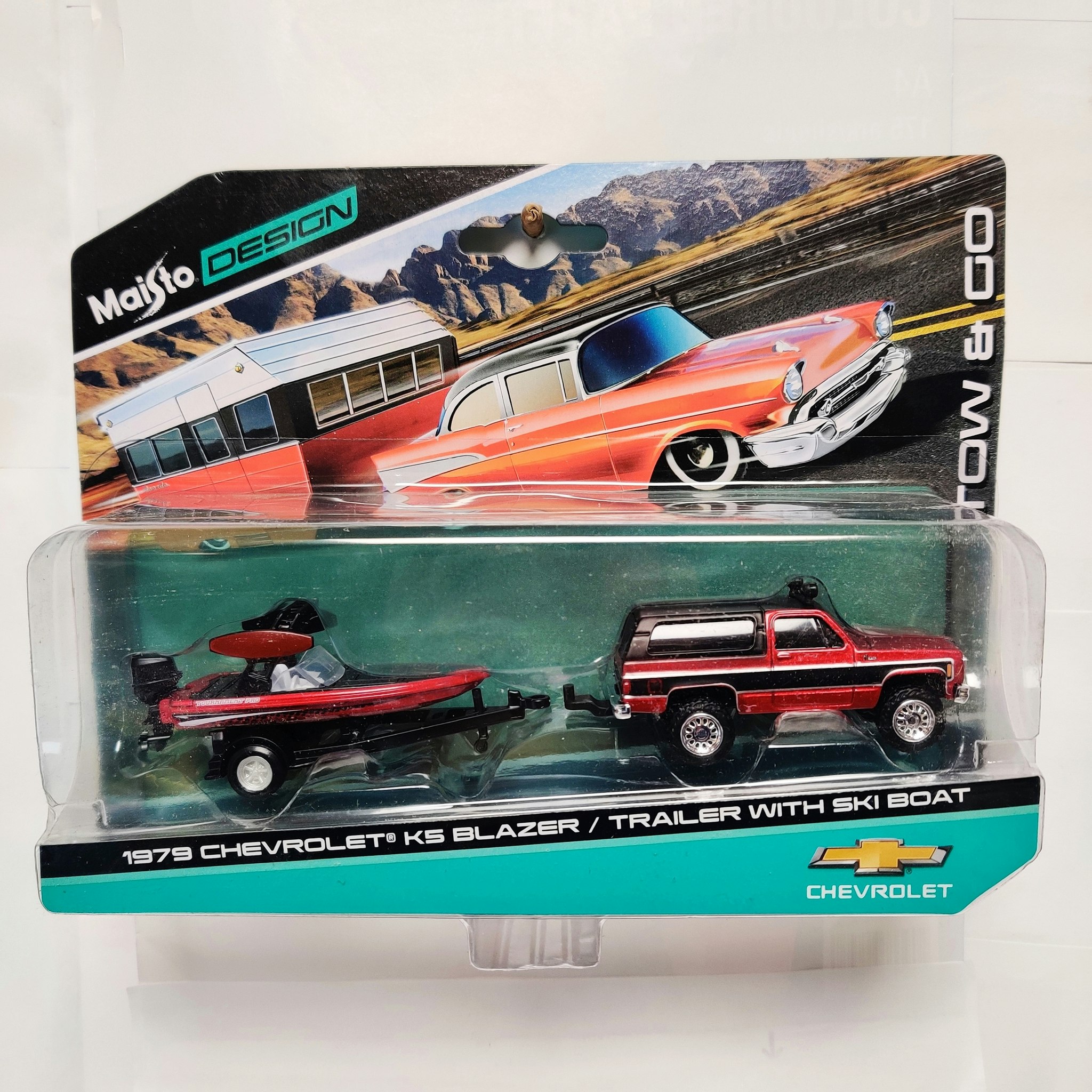 Skala 1/64 Maisto Design 1979 Chevrolet K5 Blazer - Trailer m/w skiboat