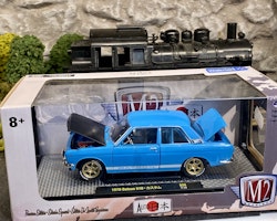 Skala 1/24: Auto-Japan - 1970 Datsun 510, Blue w Black hood fr M2