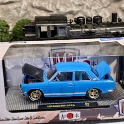 Skala 1/24: Auto-Japan - 1970 Datsun 510, Blue w Black hood fr M2