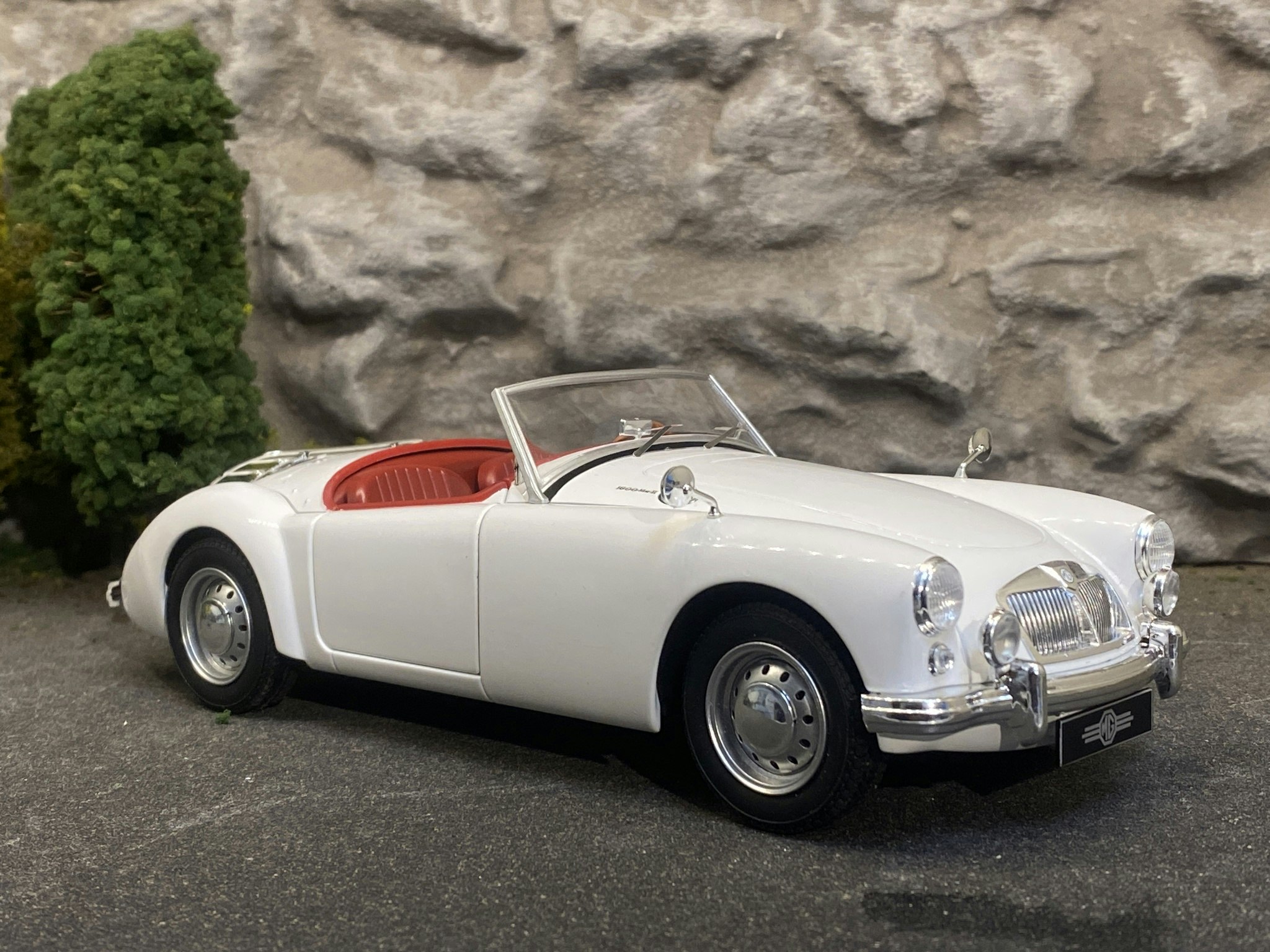 Skala 1/18 MGA MKII A16000 Open 1961, White fr Triple9