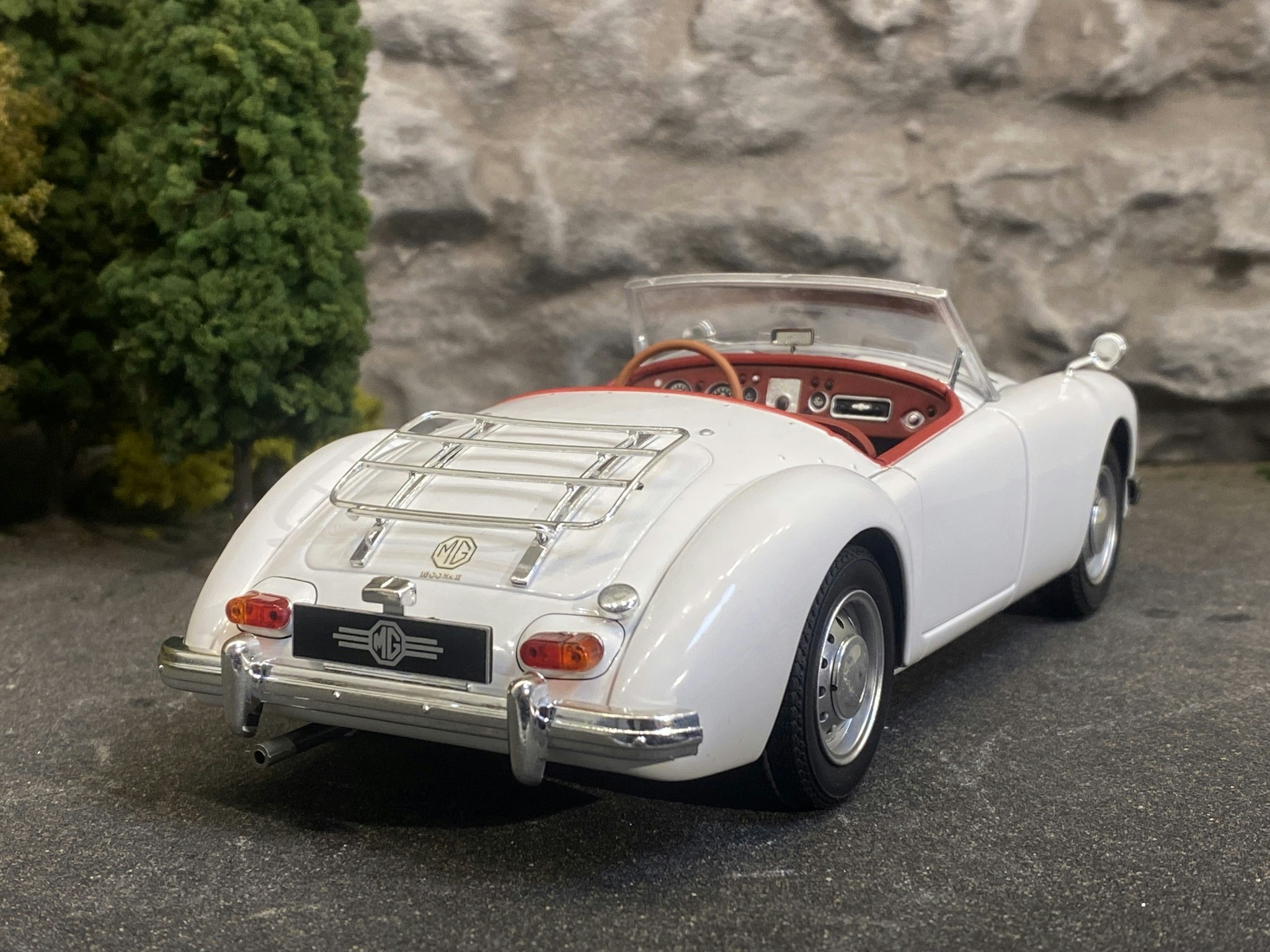 Skala 1/18 MGA MKII A16000 Open 1961, White fr Triple9