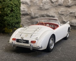 Skala 1/18 MGA MKII A16000 Open 1961, White fr Triple9