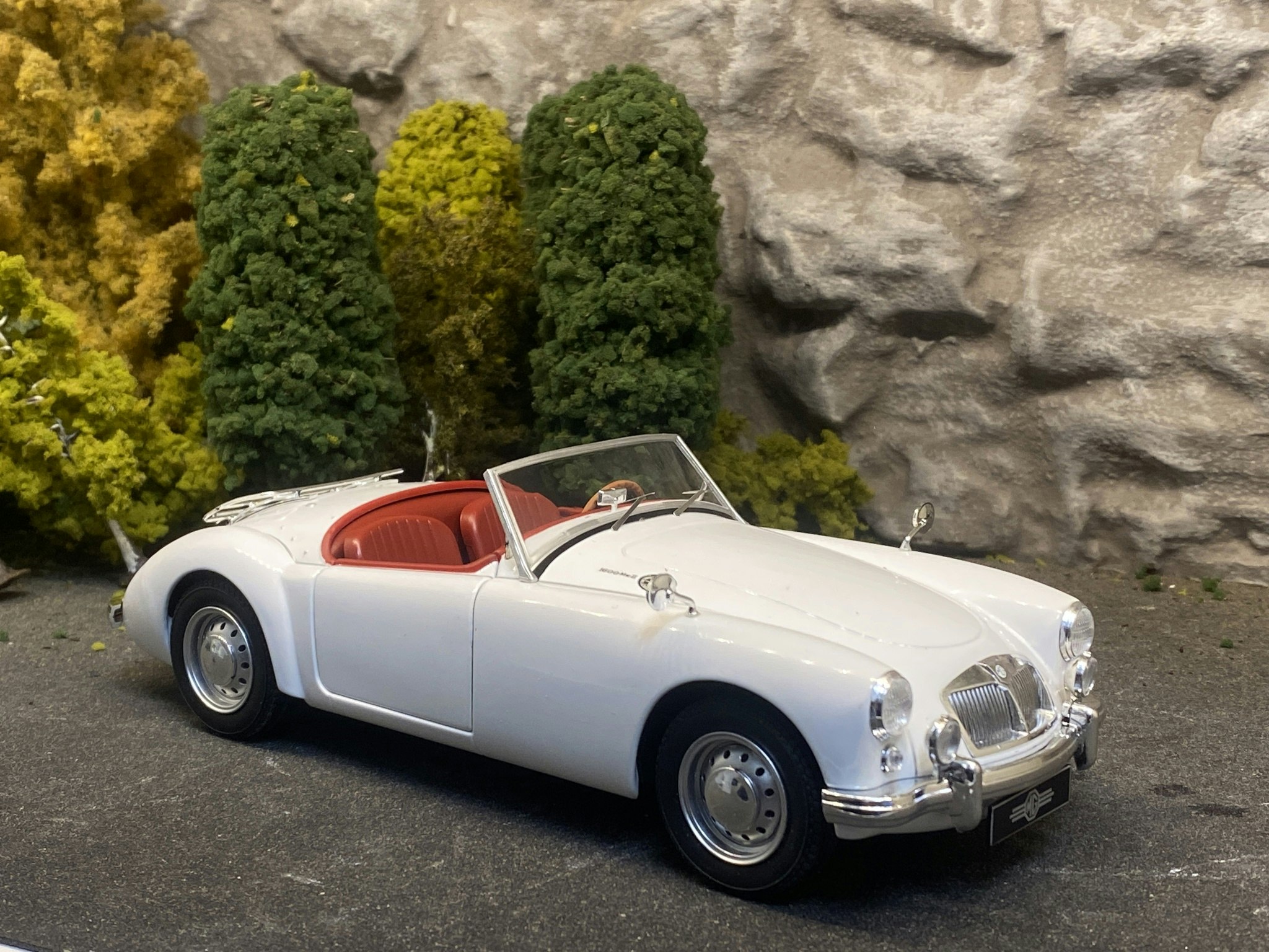 Skala 1/18 MGA MKII A16000 Open 1961, White fr Triple9