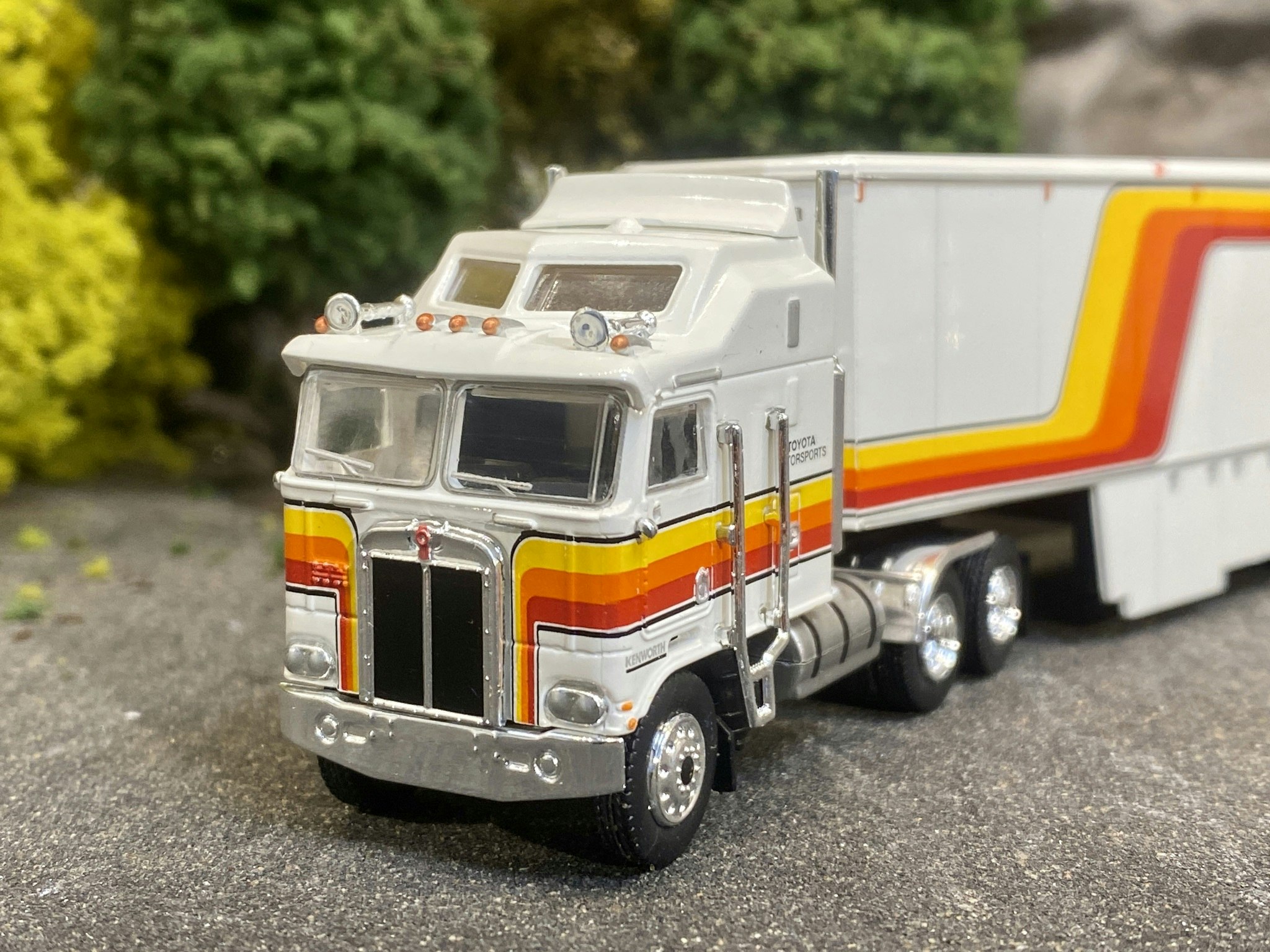 Skala 1/87 Kenworth K 100 Aerodyne "TOYOTA Motorsports" fr Brekina