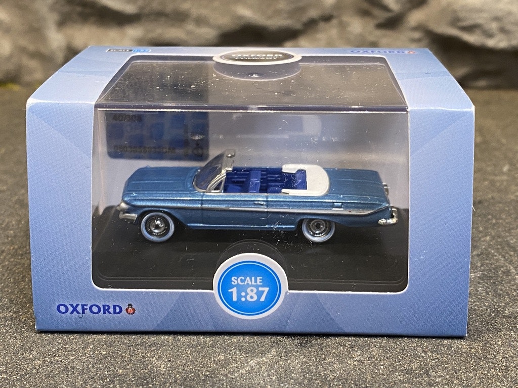 Skala 1/87 Chevrolet Impala Convertible, met. blue/white, 1961 fr Oxford