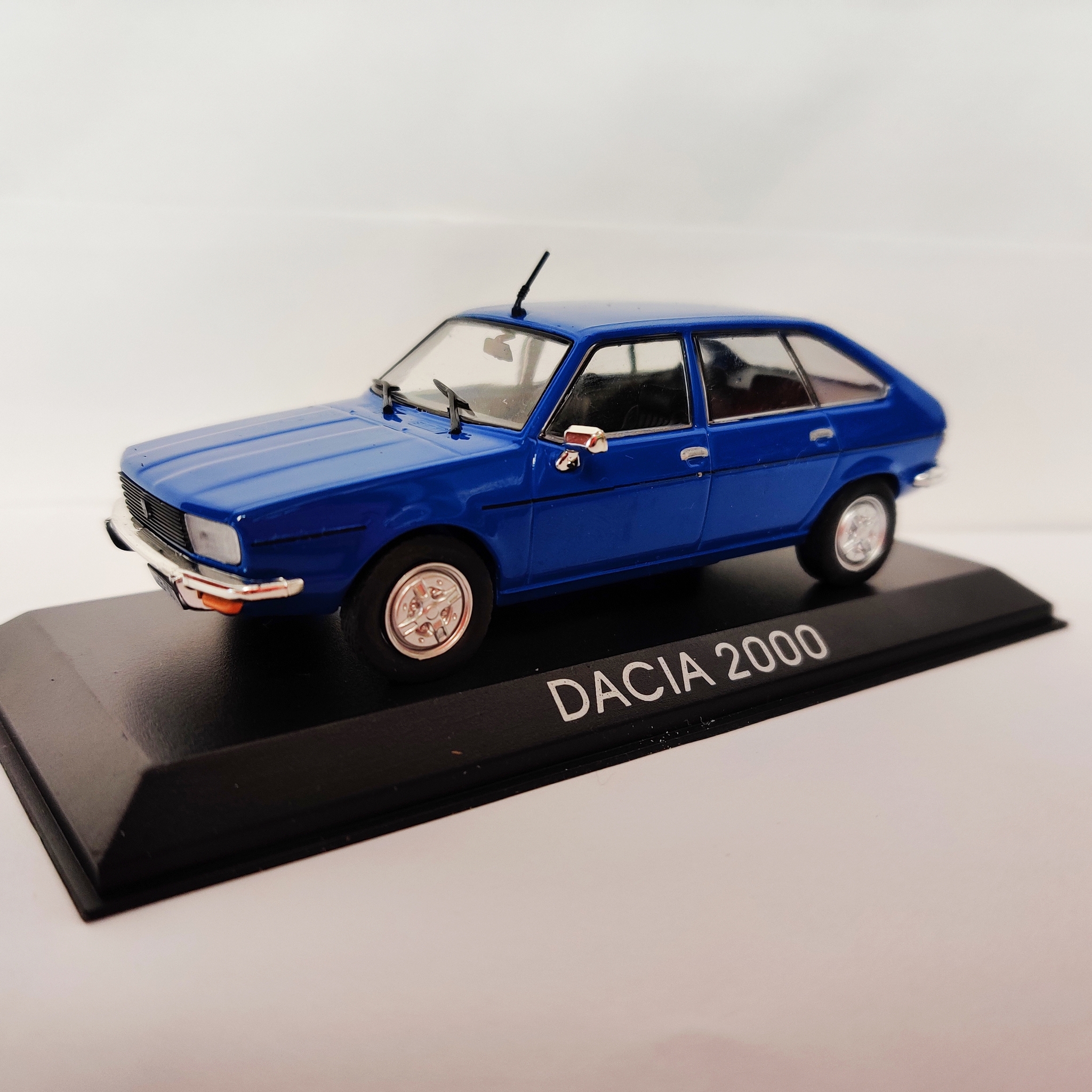 Skala 1/43 Dacia 2000 fr Magazine Models