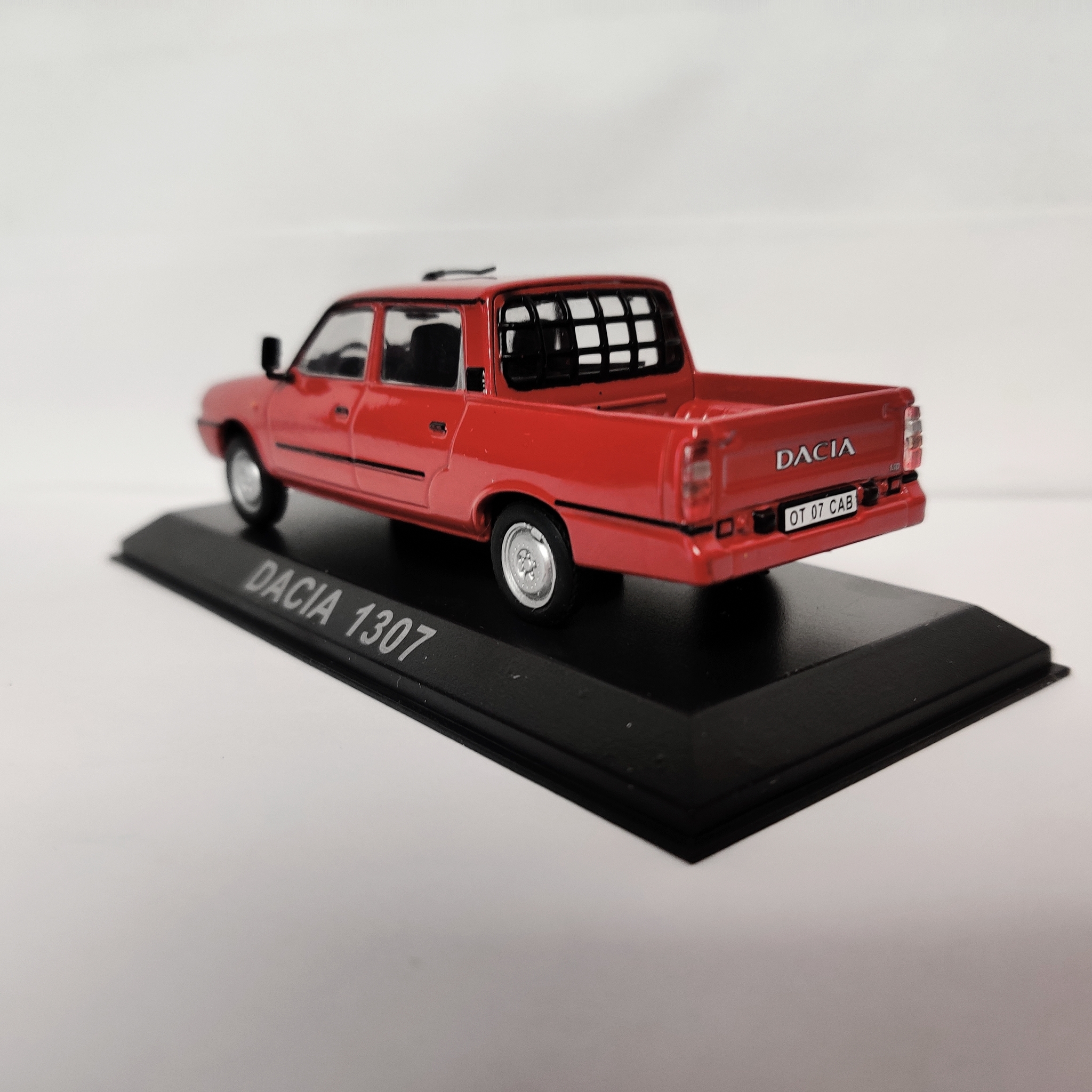 Skala 1/43 Dacia 1307 fr Magazine Models