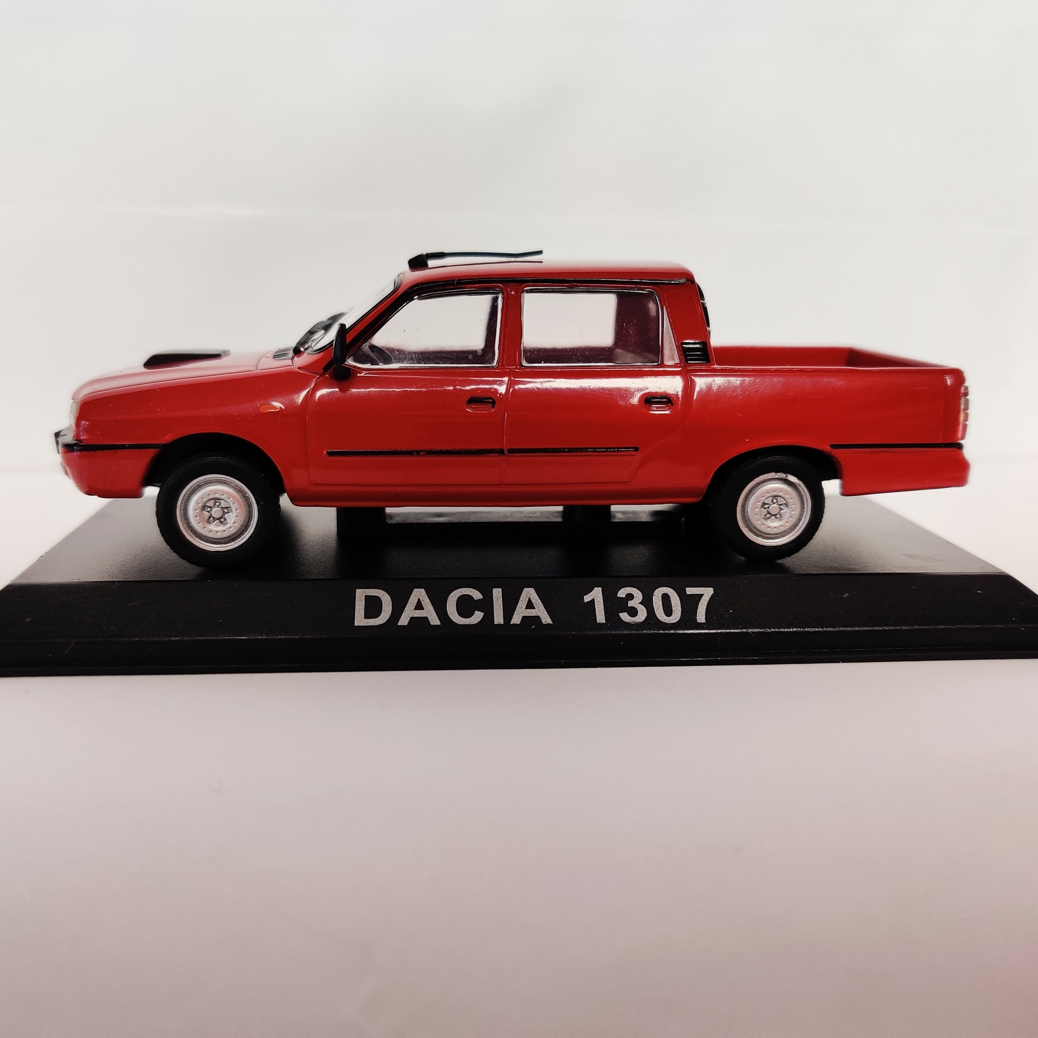 Skala 1/43 Dacia 1307 fr Magazine Models