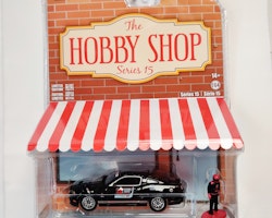 Skala 1/64 Greenlight "The Hobby Shop" 2010 Shelby GT500 #68 w Racer car driver