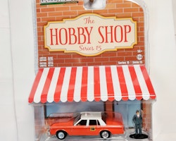 Skala 1/64 Greenlight "The Hobby Shop" 1981 Chevrolet Capital Cab w man in suit