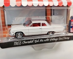 Skala 1/64 Greenlight "The Hobby Shop" 1963 Chevrolet Bel Air w Vintage gas pump