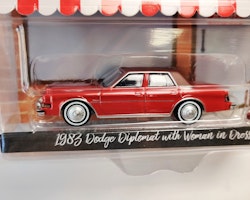 Skala 1/64 Greenlight "The Hobby Shop" 1983 Dodge Diplomat w Woman in dress