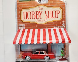 Skala 1/64 Greenlight "The Hobby Shop" 1983 Dodge Diplomat w Woman in dress