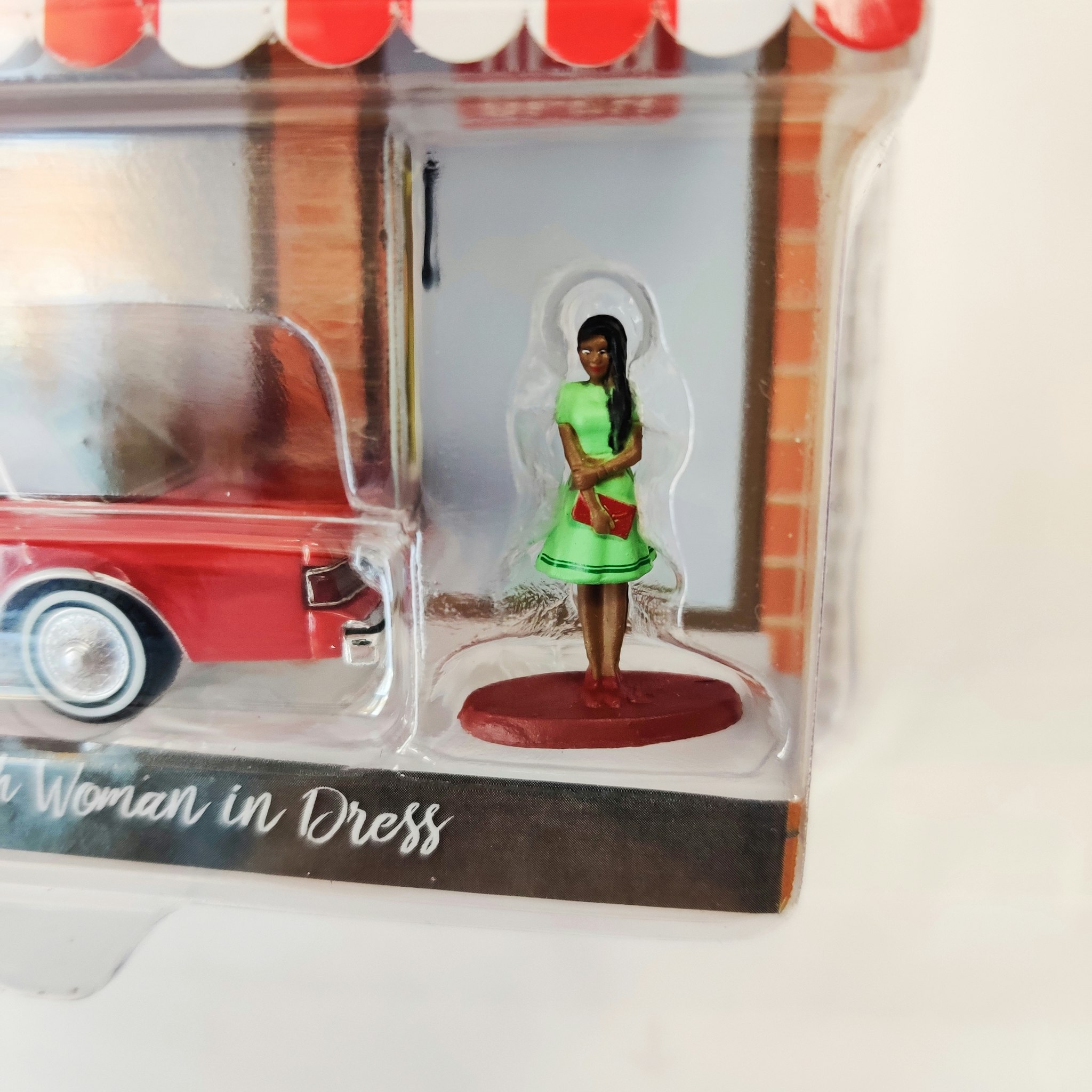 Skala 1/64 Greenlight "The Hobby Shop" 1983 Dodge Diplomat w Woman in dress