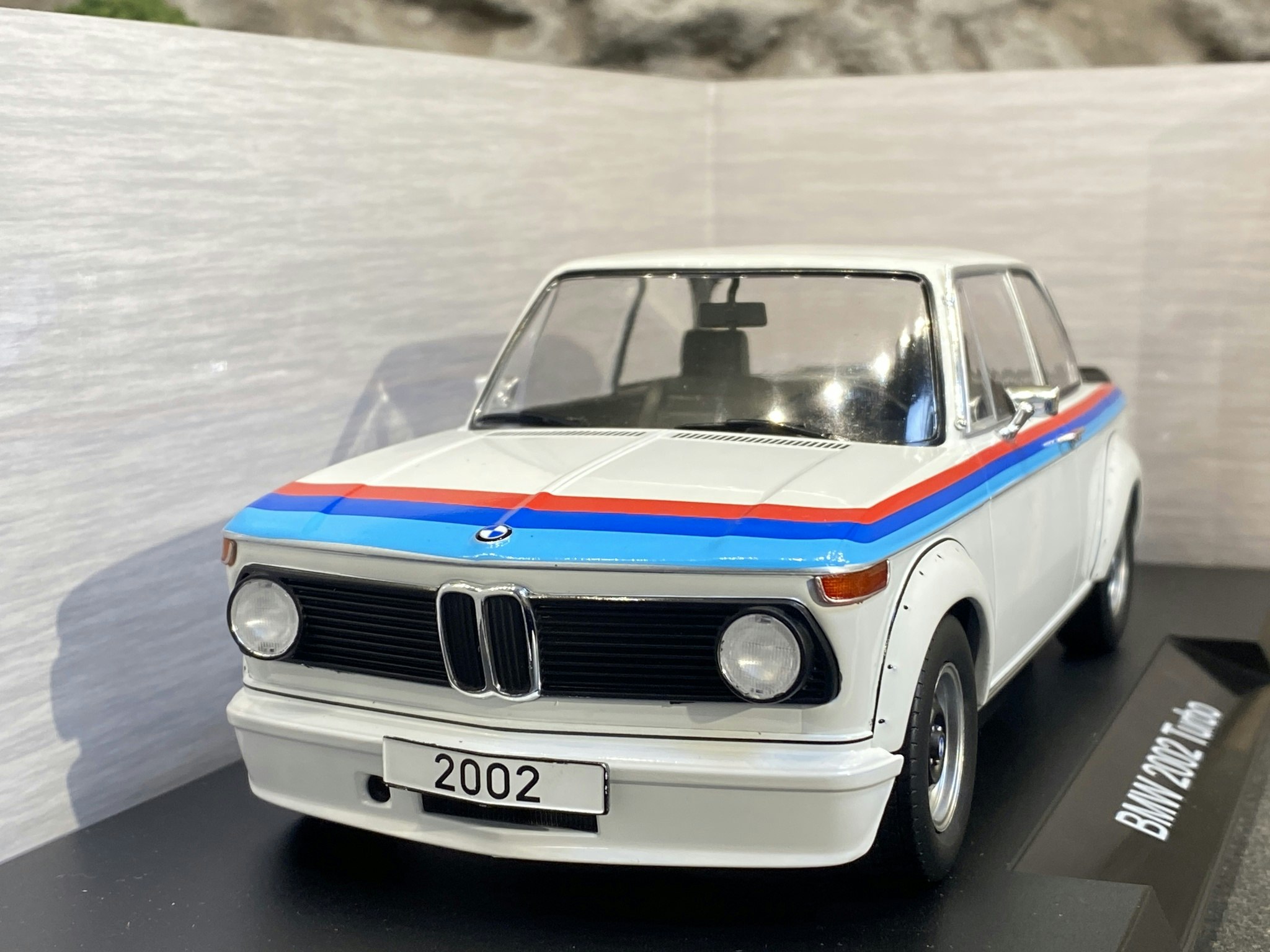 Skala 1/18 BMW 2002 Turbo, Wjite w stripes fr MCG Model Car Group