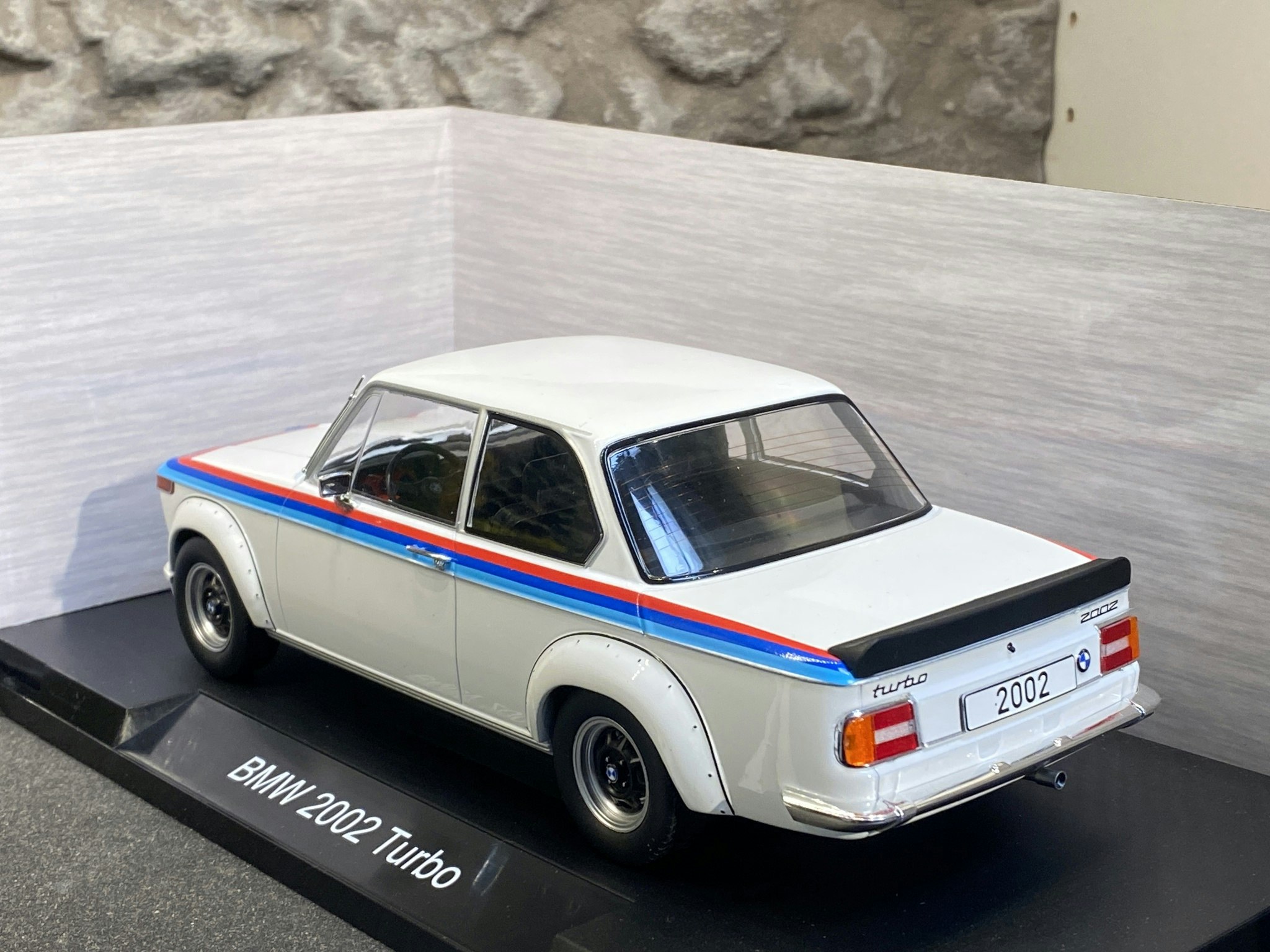 Skala 1/18 BMW 2002 Turbo, Wjite w stripes fr MCG Model Car Group