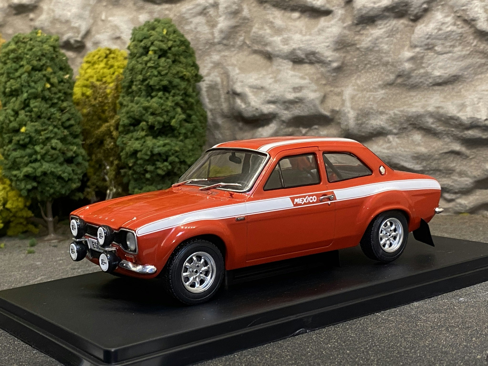 Skala 1/24 Ford Escort Mk I RS Mexico, red fr WhiteBox