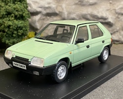 Skala 1/24 Skoda Favorit, light green fr WhiteBox