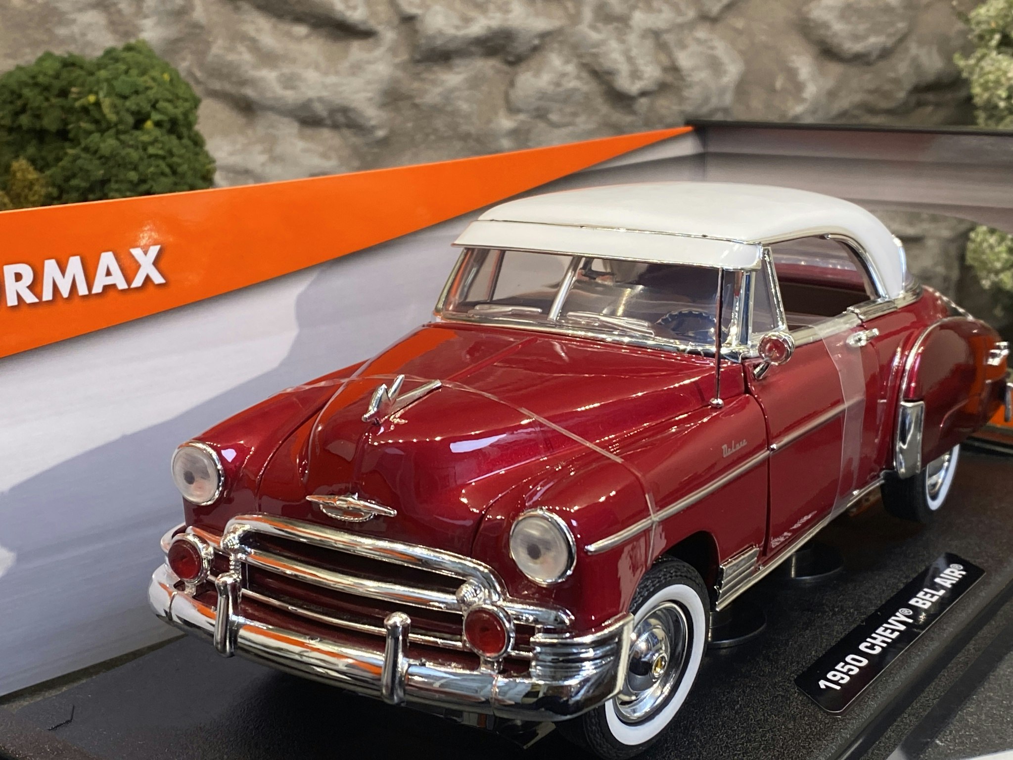 Skala 1/18 Chevy Bel Air 1950' Red/white fr Timeless Legends - MotorMax