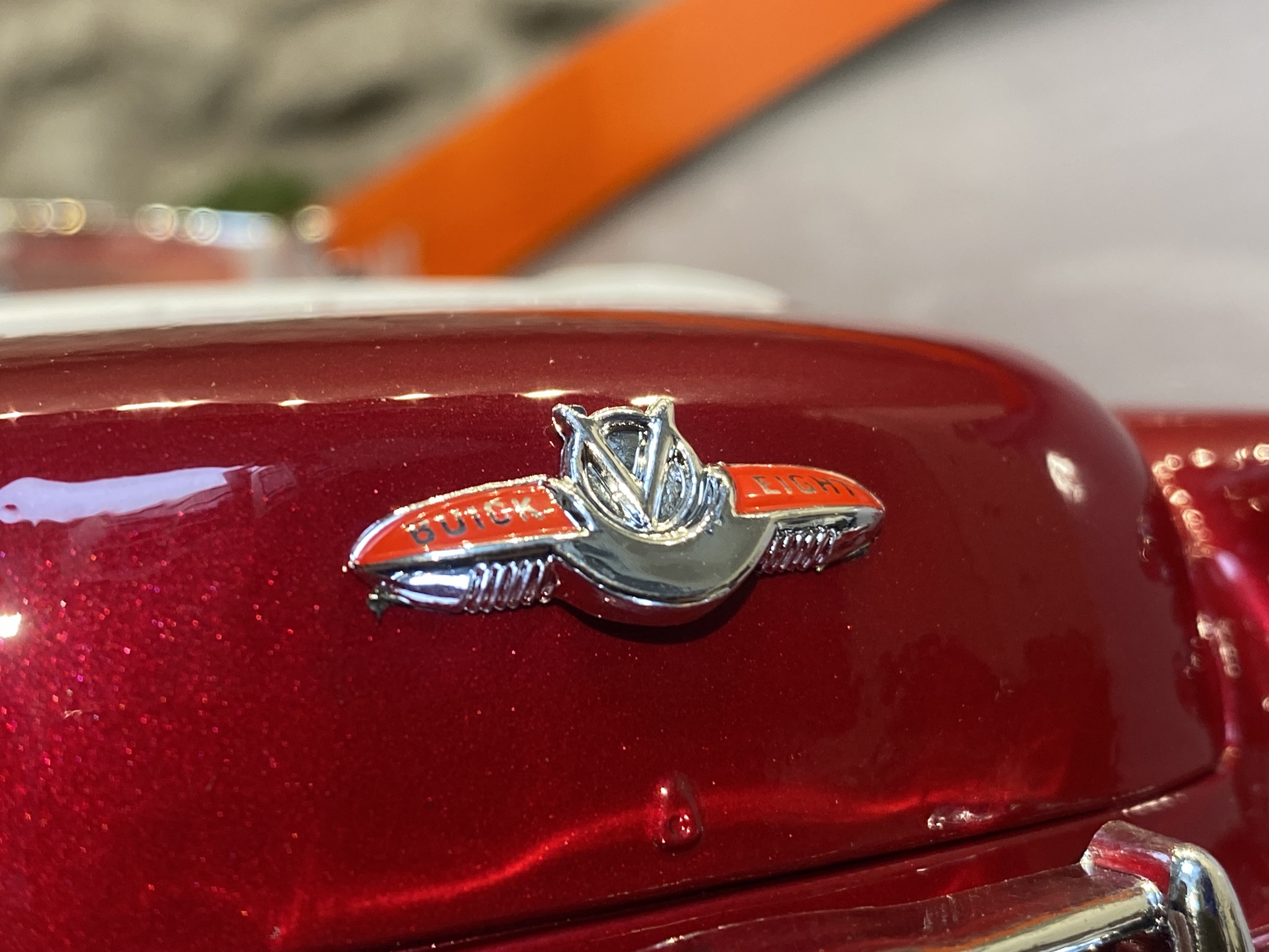 Skala 1/18 Buick Skylark 1953' Red/white fr Timeless Legends - MotorMax