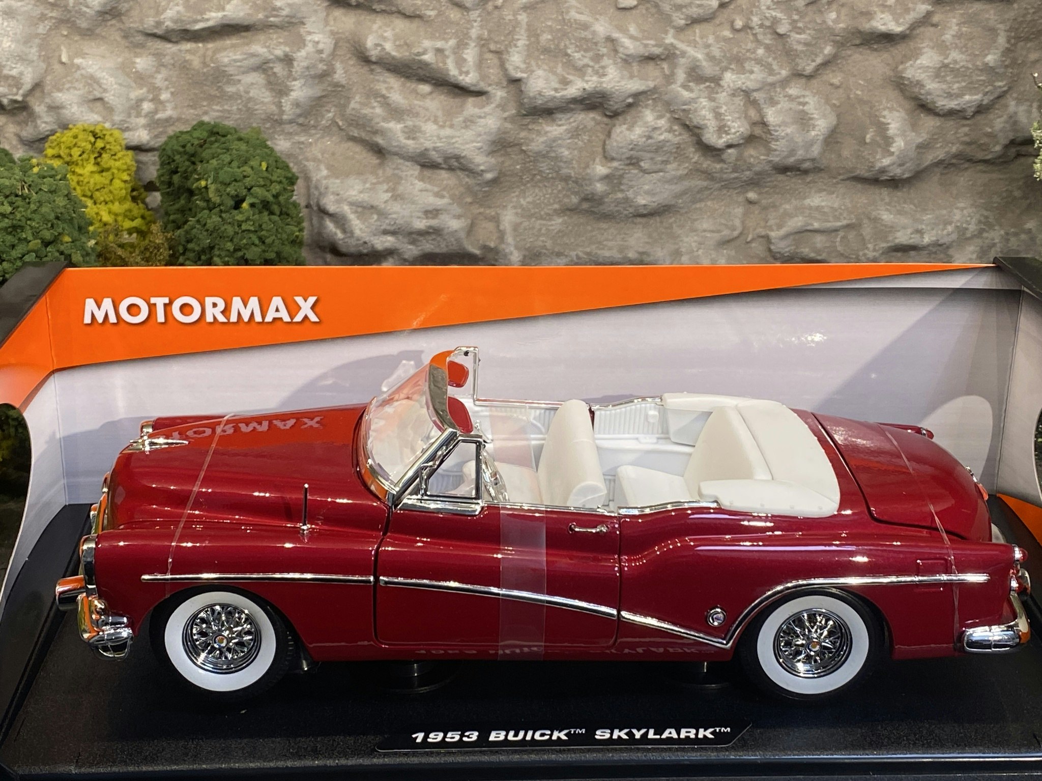 Skala 1/18 Buick Skylark 1953' Red/white fr Timeless Legends - MotorMax