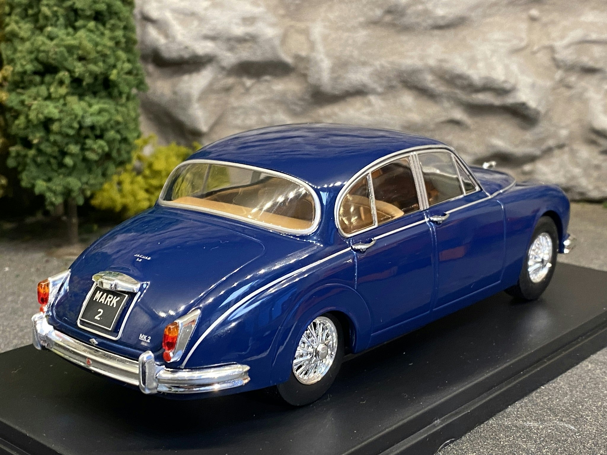 Skala 1/24 Jaguar Mark II, dark bkue  fr WhiteBox