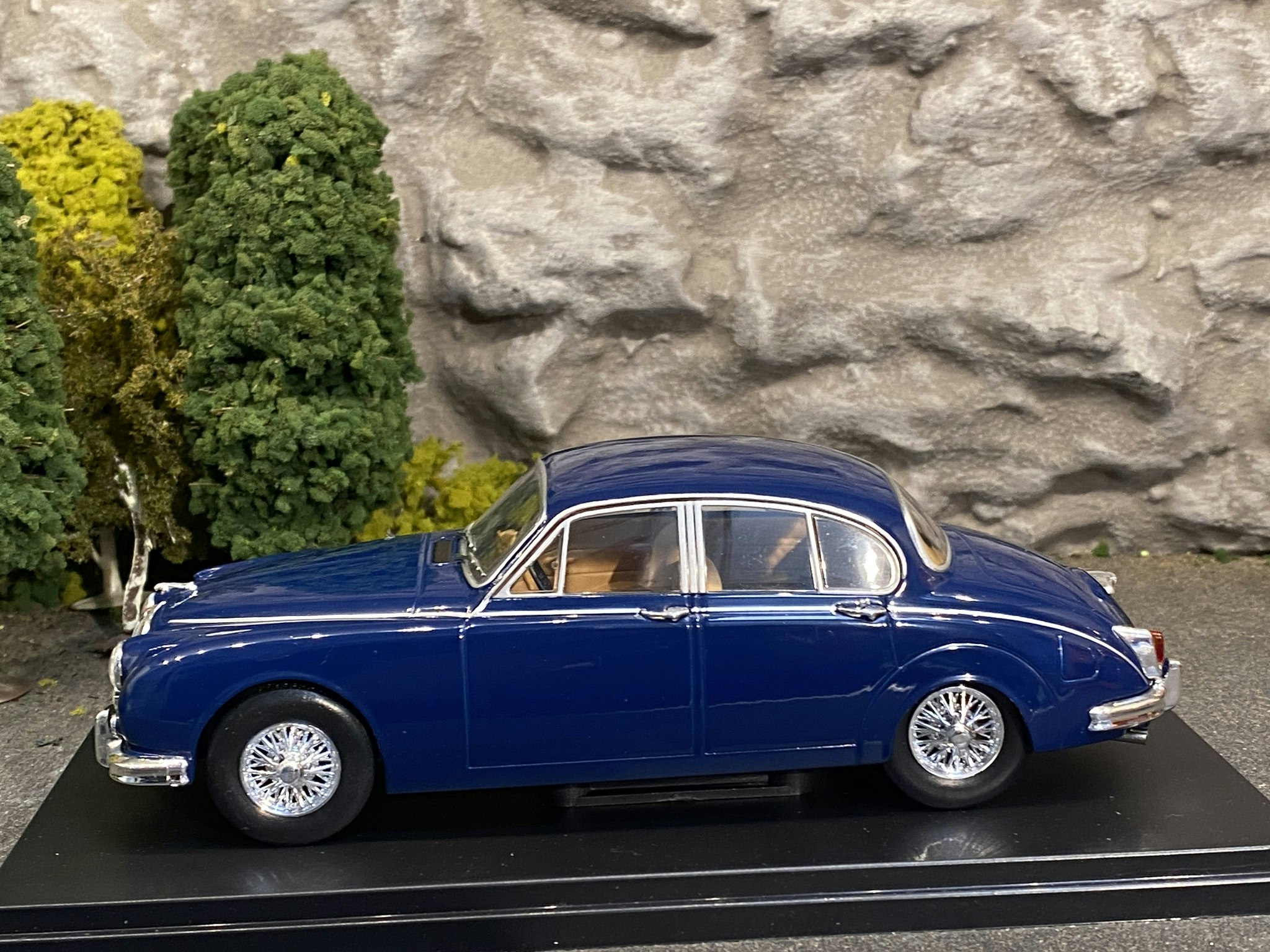 Skala 1/24 Jaguar Mark II, dark bkue  fr WhiteBox