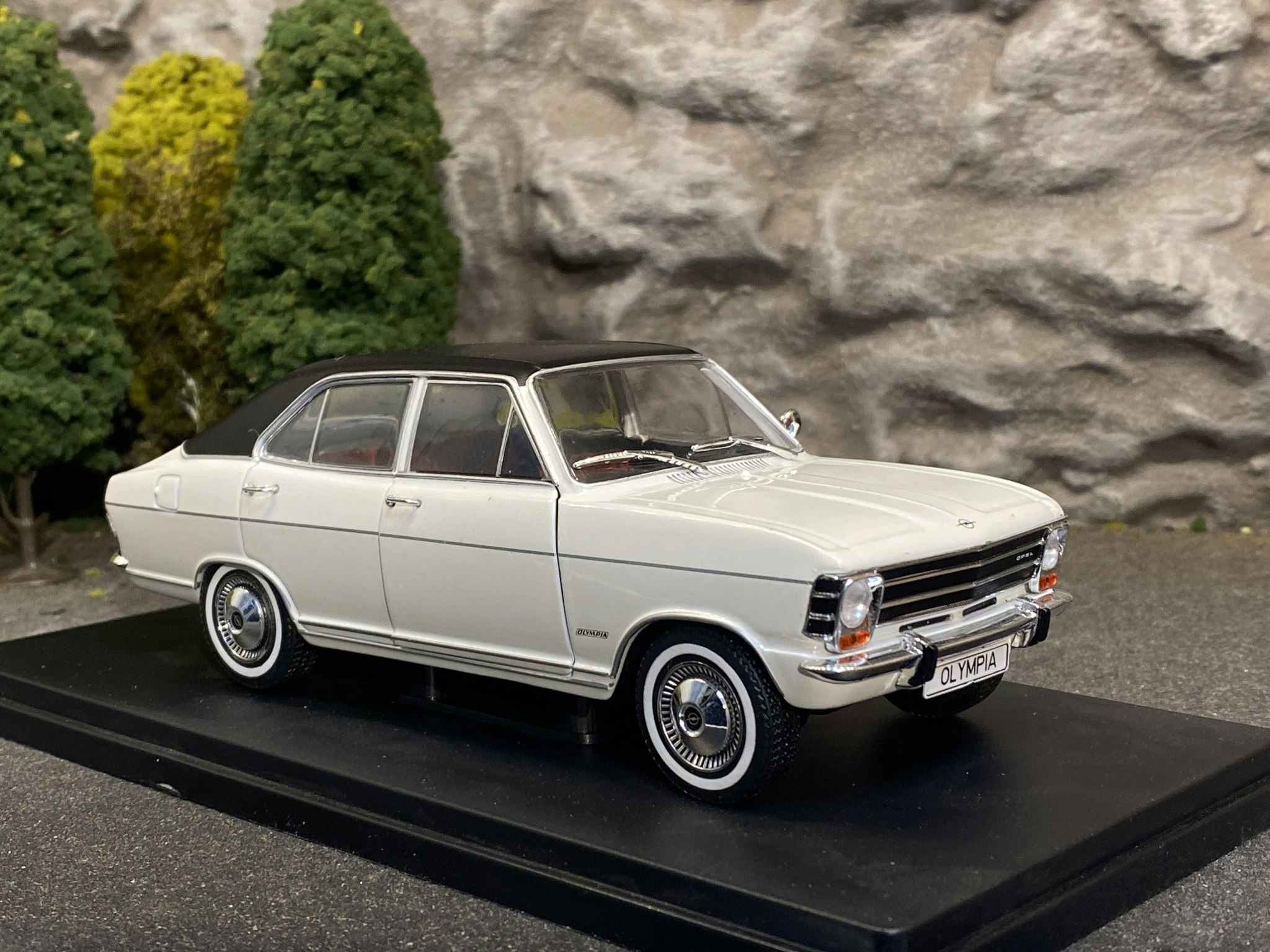 Skala 1/24 Opel Olympia A, White w black roof fr WhiteBox