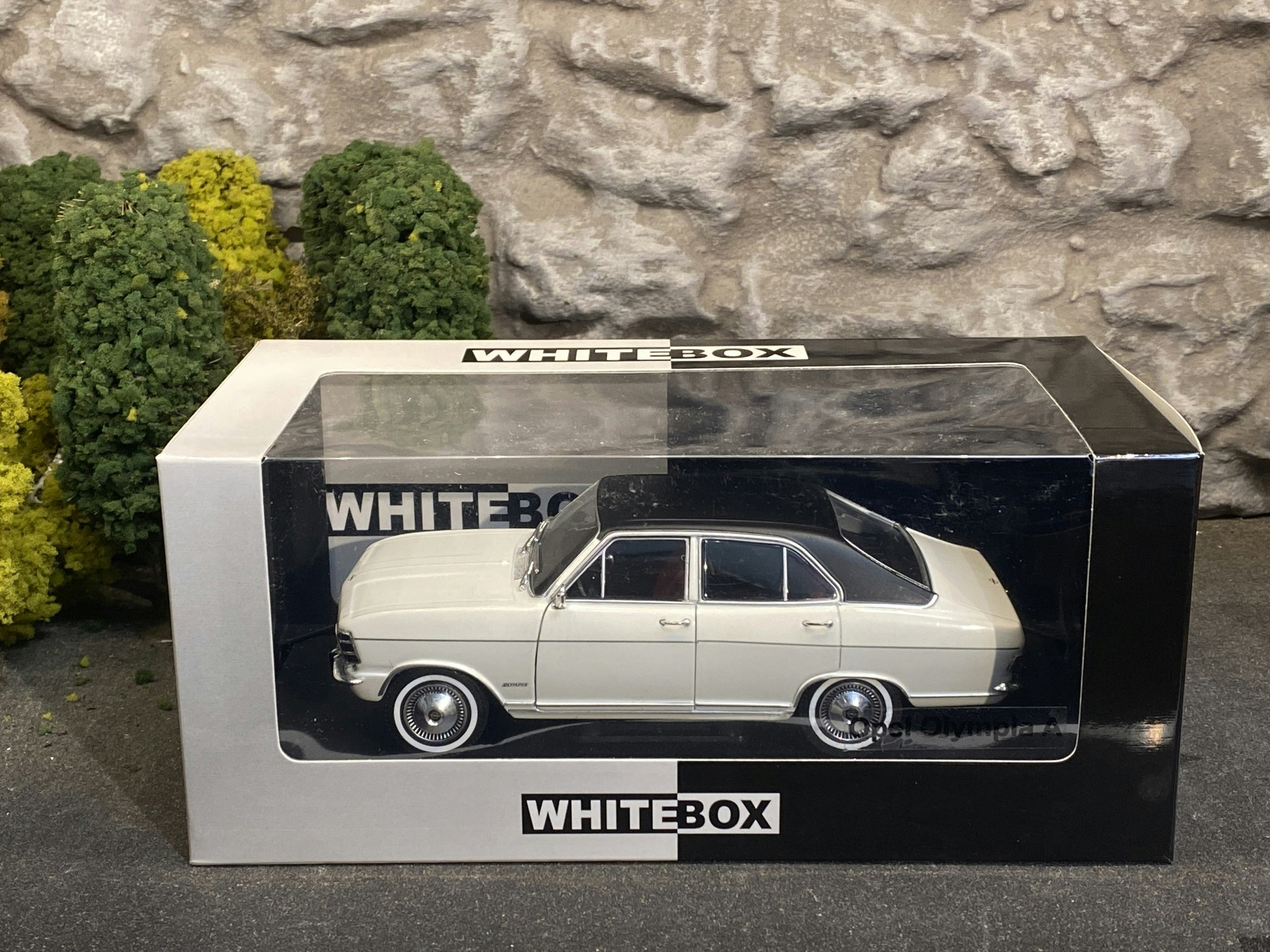 Skala 1/24 Opel Olympia A, White w black roof fr WhiteBox