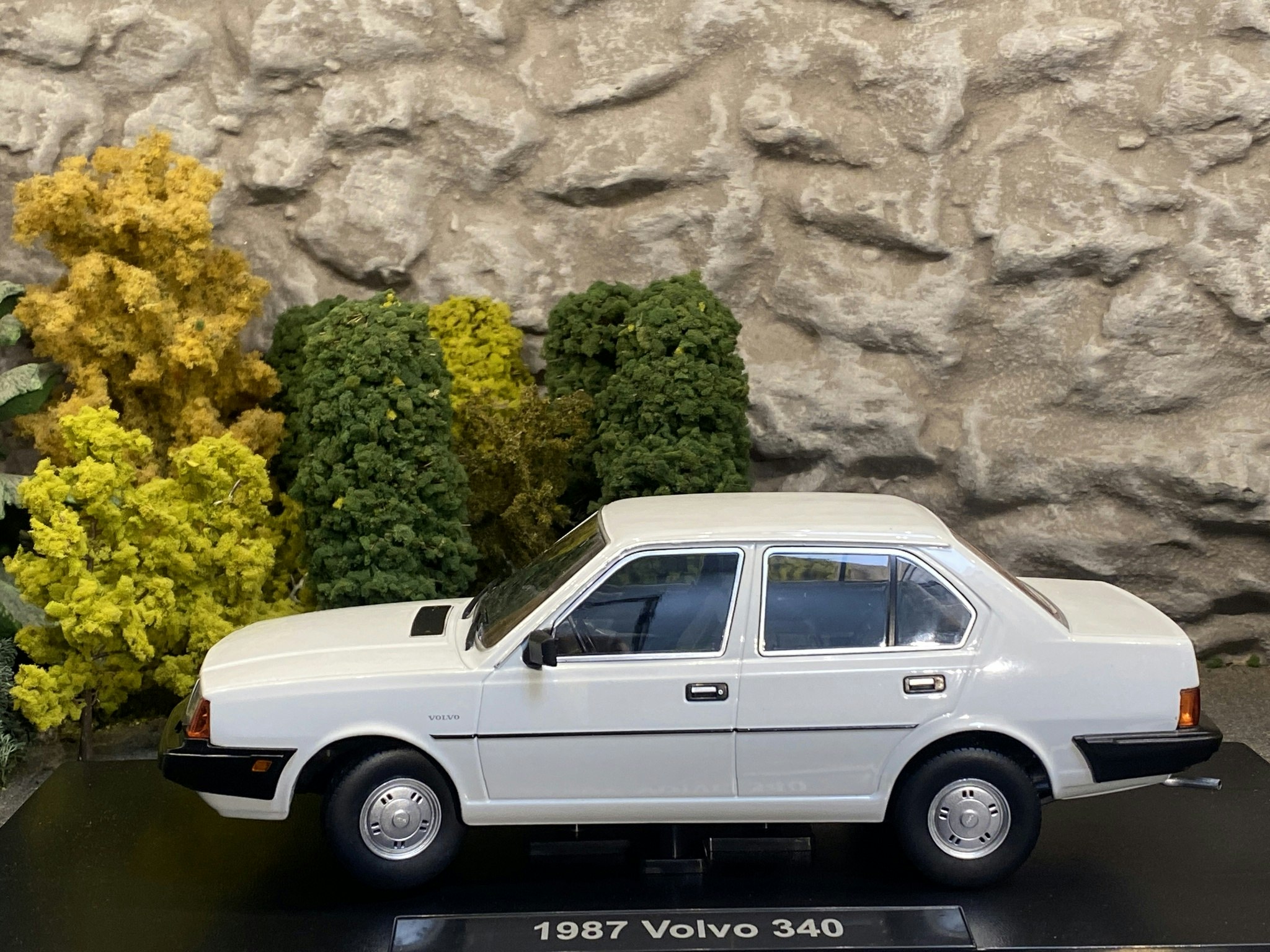 Skala 1/18 Volvo 340, 1987' White fr Triple9 Collection