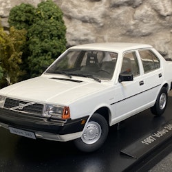 Skala 1/18 Volvo 340, 1987' White fr Triple9 Collection