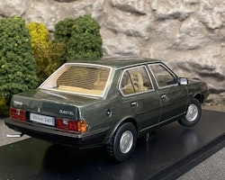 Skala 1/18 Volvo 340, Metallic green w beige interior fr Triple9 Collection