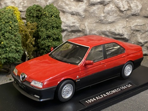 Skala 1/18 1994 Alfa Romeo 164 Q4, Red/black fr Triple9 Collection