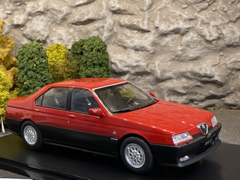 Skala 1/18 1994 Alfa Romeo 164 Q4, Red/black fr Triple9 Collection