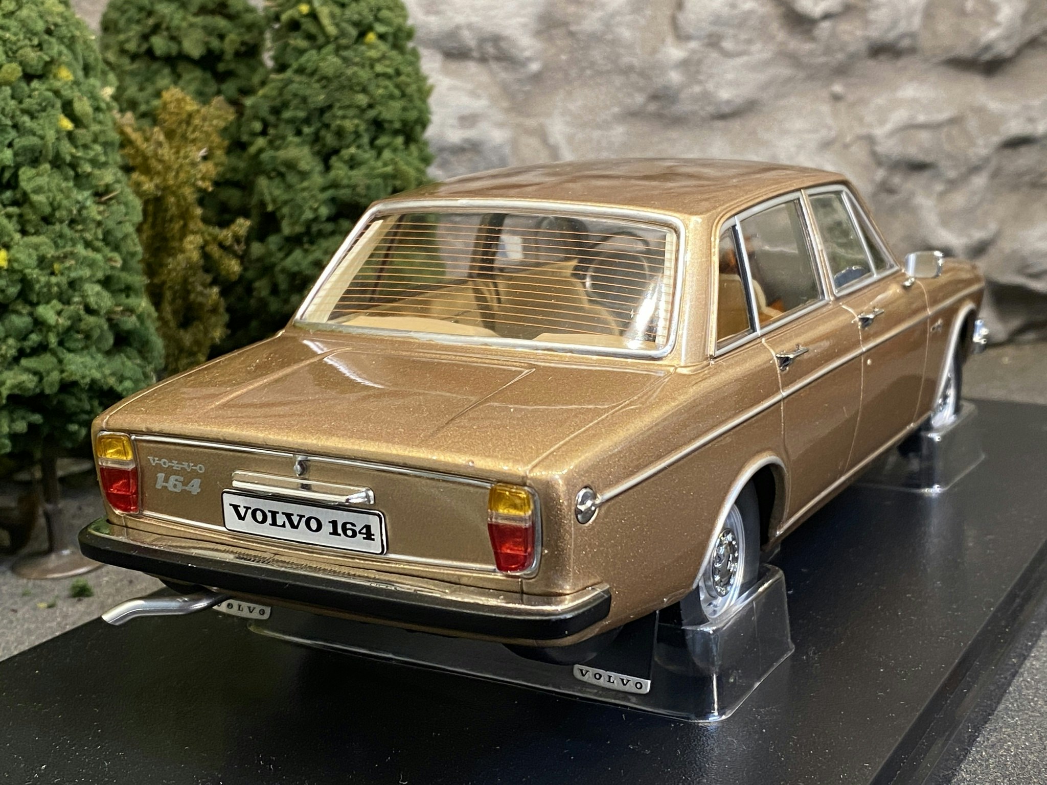 Skala 1/18 Volvo 164, Gold Metallic fr Triple9 Collection