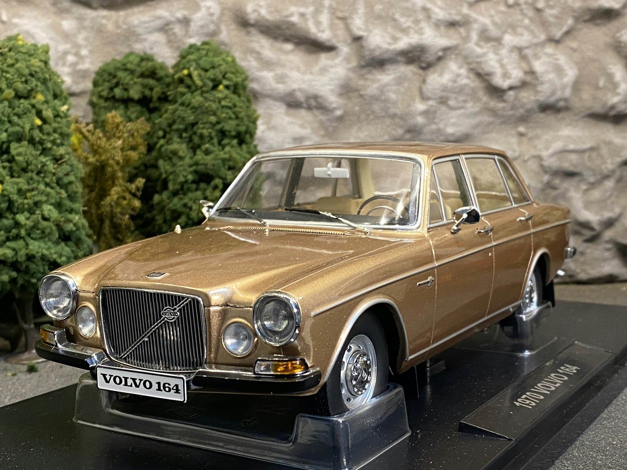 Skala 1/18 Volvo 164, Gold Metallic fr Triple9 Collection