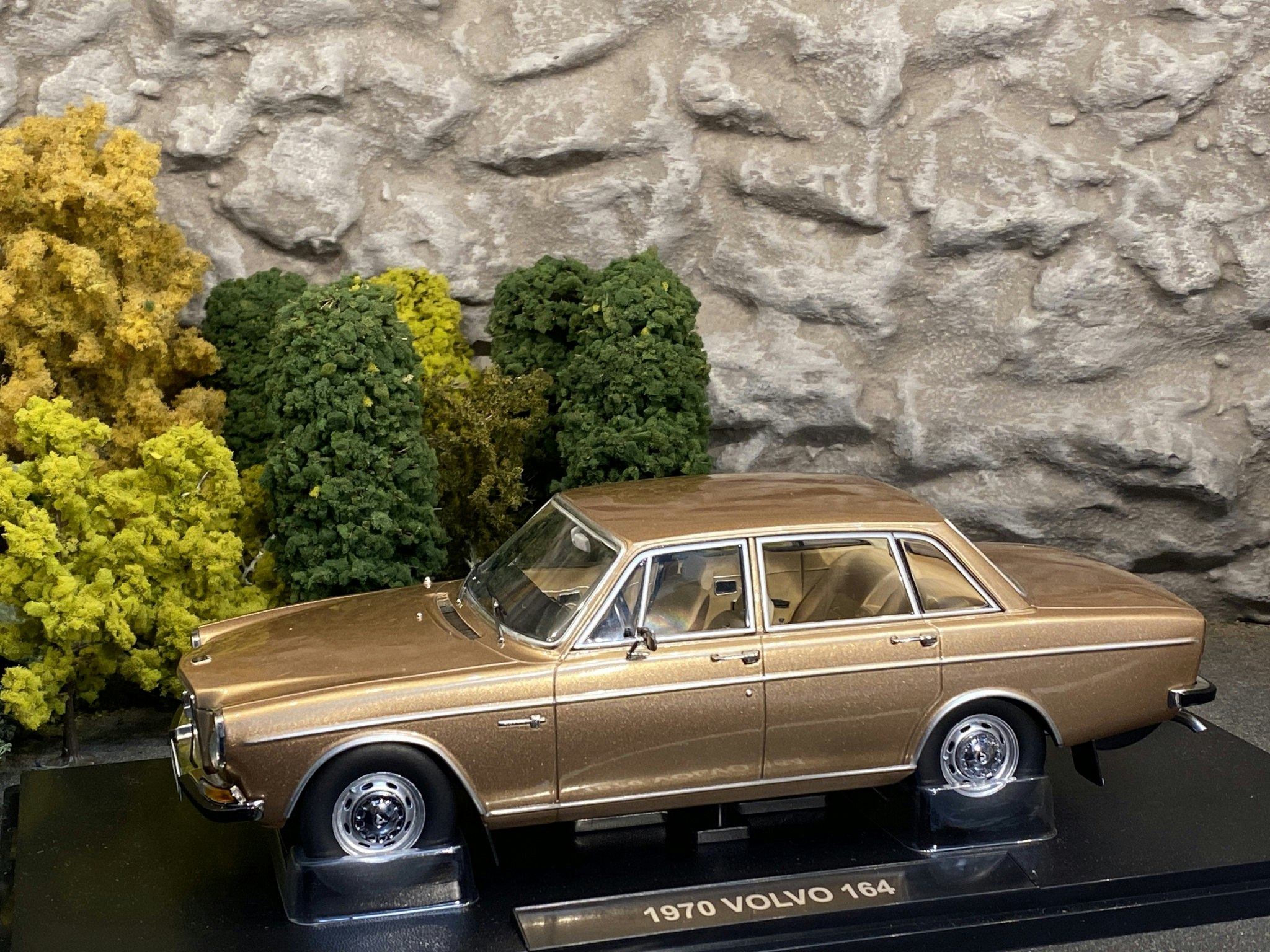 Skala 1/18 Volvo 164, Gold Metallic fr Triple9 Collection