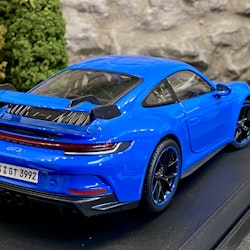 Skala 1/18 Porsche 911 GT3 (992) Blue f Maisto Special Edition