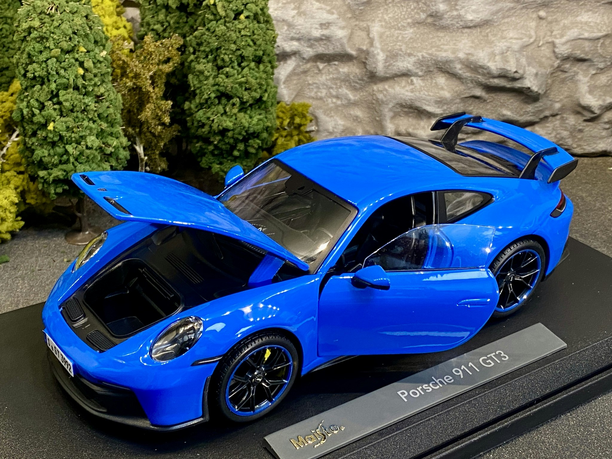 Skala 1/18 Porsche 911 GT3 (992) Blue f Maisto Special Edition