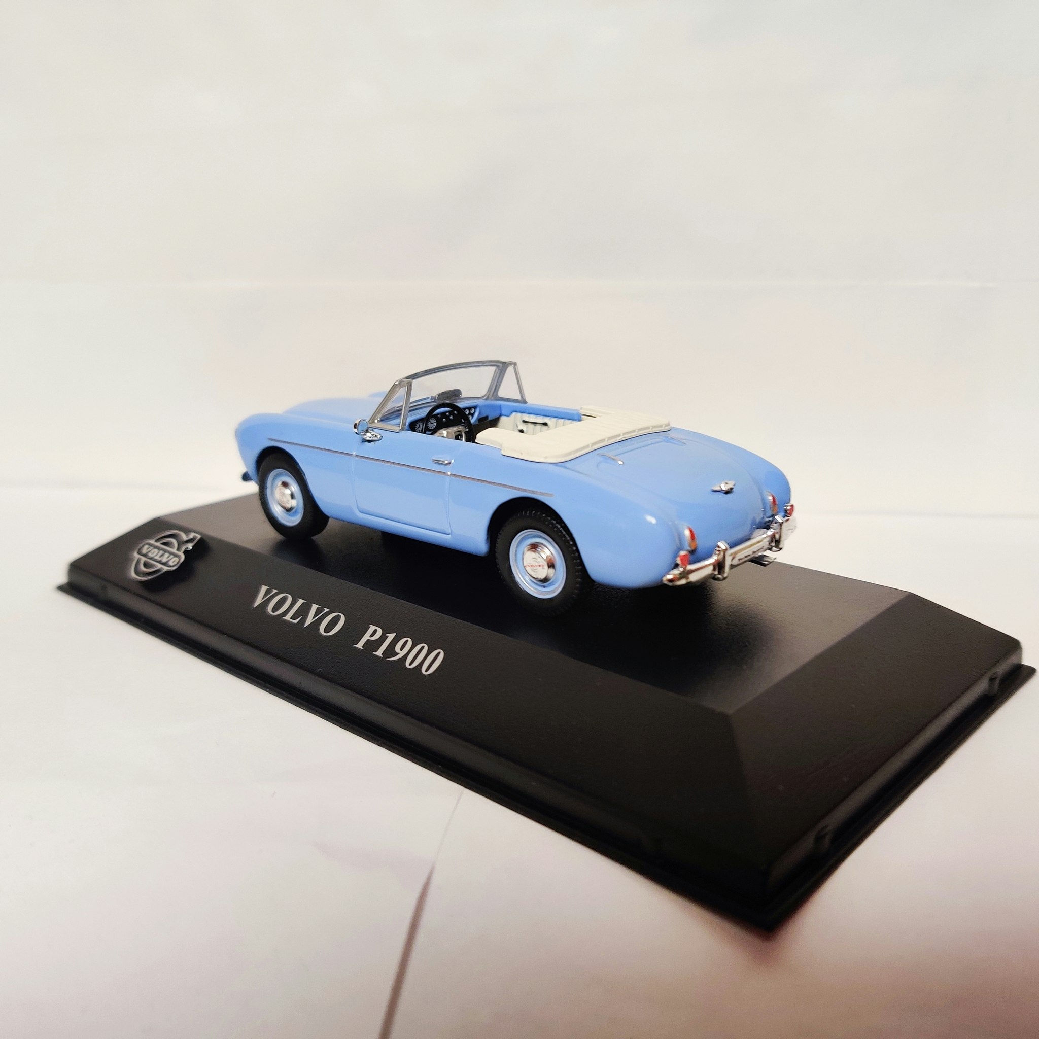 Skala 1/43 Volvo P1900 ljusblå fr Atlas Editions