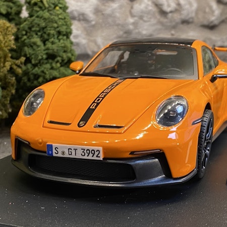 Skala 1/18 Porsche 911 GT3 (992) Orange f Maisto Special Edition