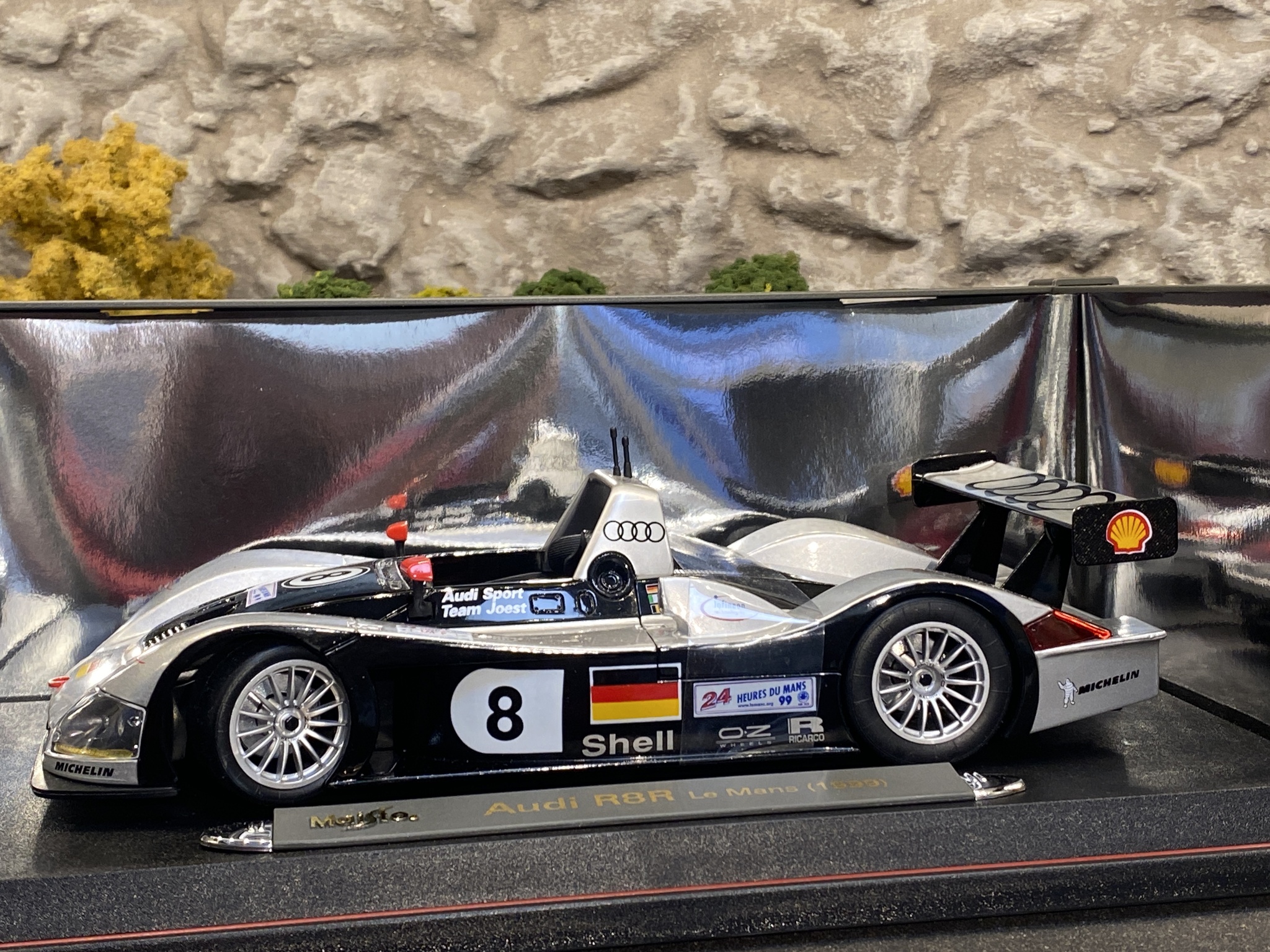 Skala 1/18 Audi R8R Le Mans (1998) fr Maisto